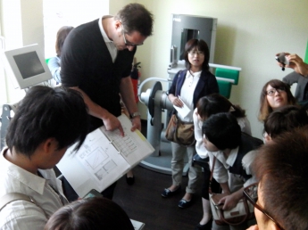 最新機器に触れる