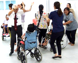 タイで重度身体障害者の身体活動に関する現地調査と車いすダンスによる国際交流を行いました 鈴木伸治教授 教員広場 常葉大学 10学部19学科の総合大学 静岡県